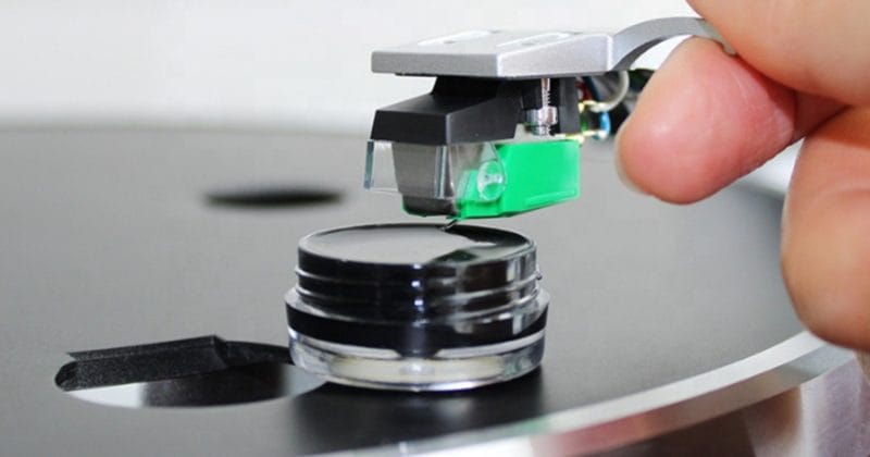 cleaning a record player needle using a stylus cleaning gel