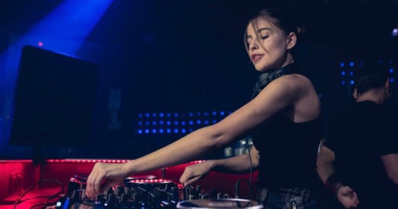 Three Rising Female DJs to Know (and Listen to) in Summer 2022 – WWD